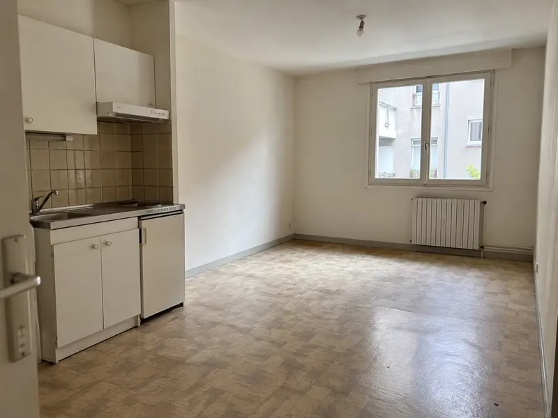 Studio ancien vide avant travaux