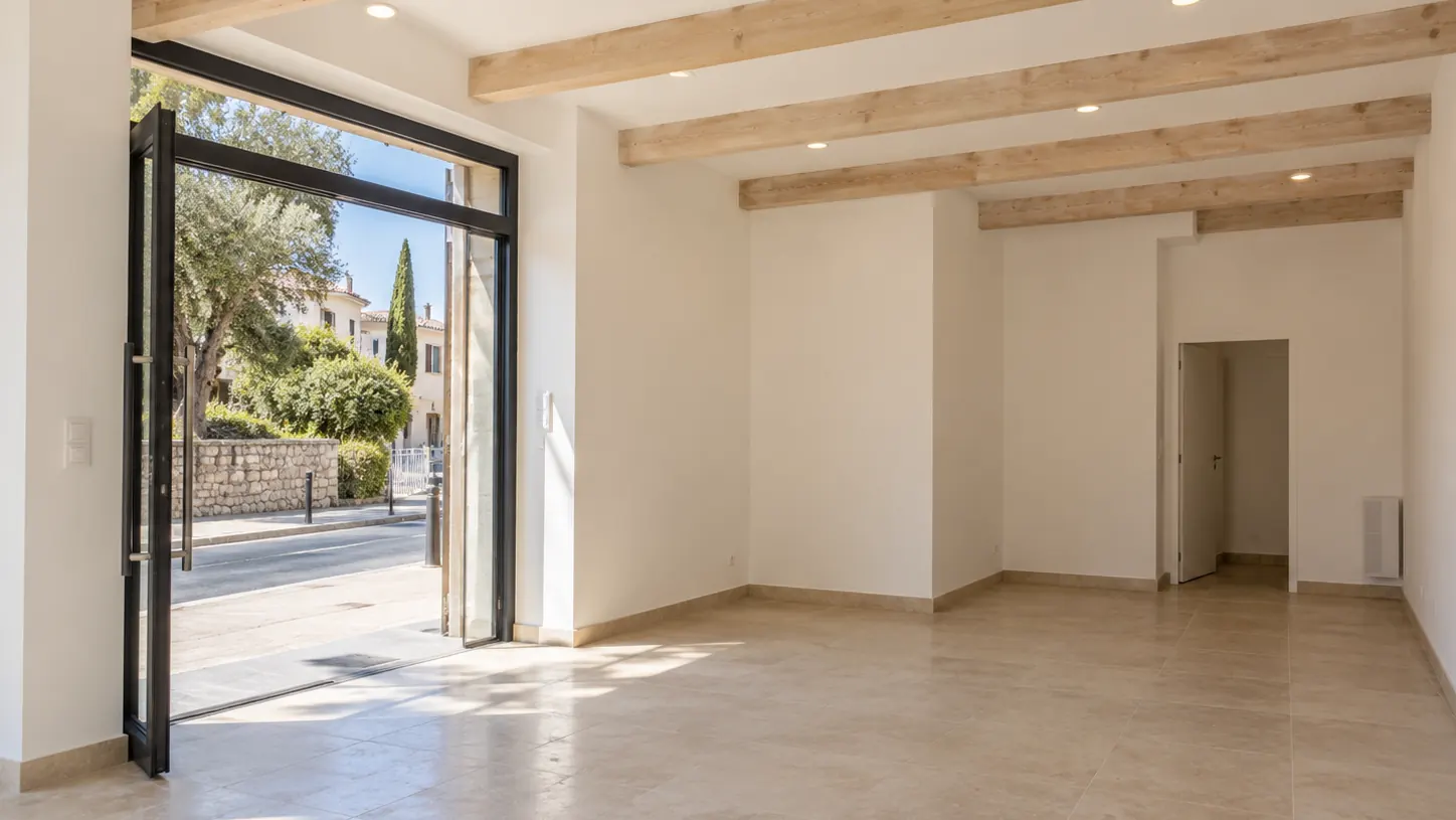 Local commercial vide et lumineux, ouvert sur la rue