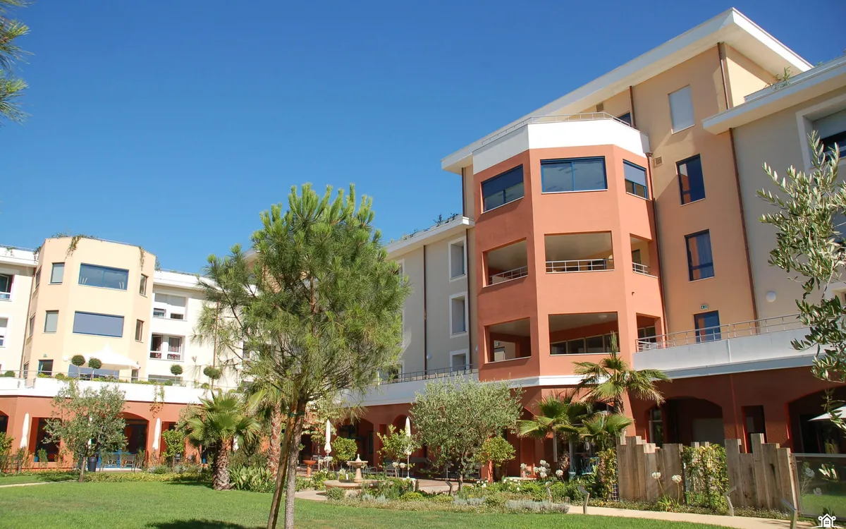 Façade de l'EHPAD Les Gabres à Cannes