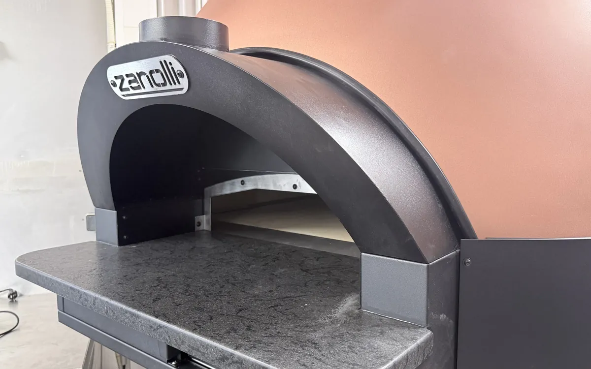 Four à pizza Zanolli installé dans un restaurant de Fréjus
