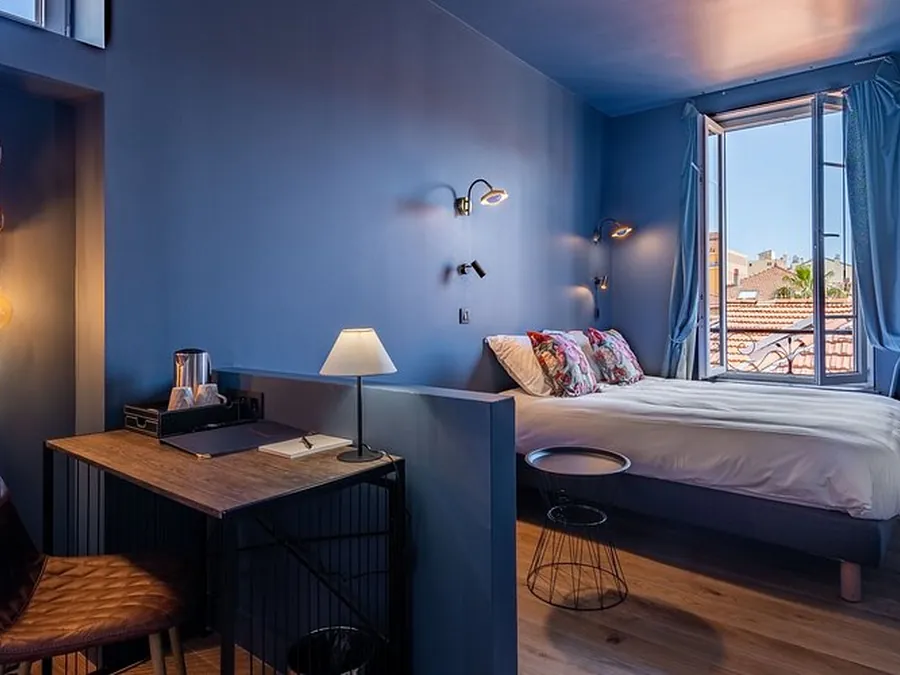 Chambre d'hôtel aux murs bleus à Nice
