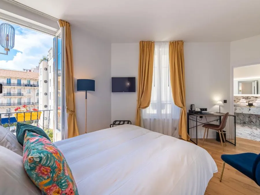 Chambre d'hôtel lumineuse à Nice