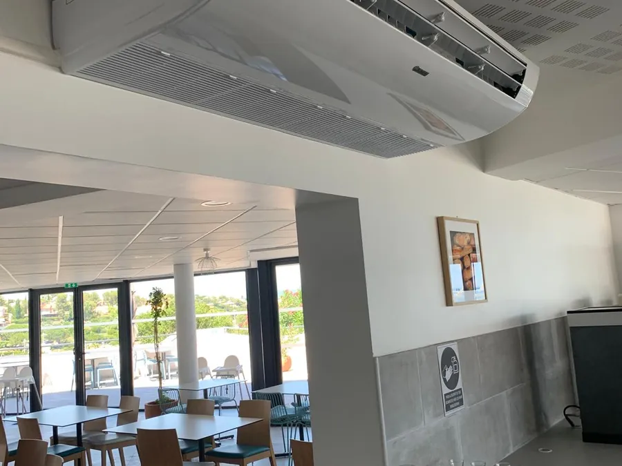 Salle de restaurant à Fréjus avec climatisation plafonnière