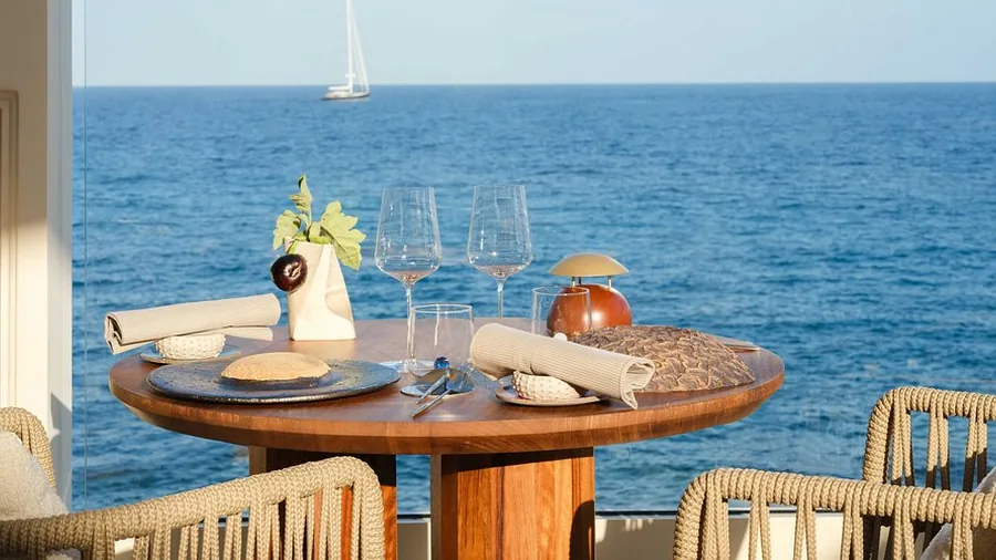 Table dressée sur une terrasse face à la mer