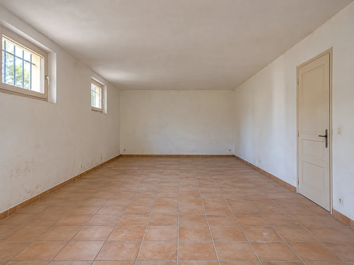 Simulation avant travaux : pièce vide aux murs défraîchis et au carrelage ancien