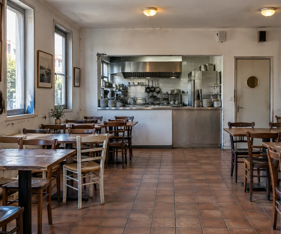Simulation avant travaux : salle de restaurant datée, carrelage ancien, mobilier dépareillé